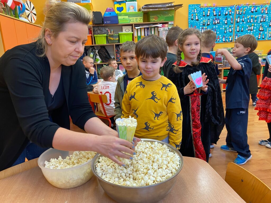 nauczycielka nakłada popcorn