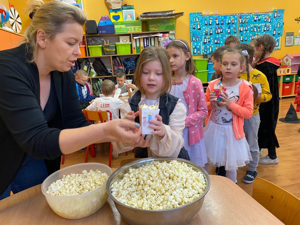 nauczycielka nakłada popcorn