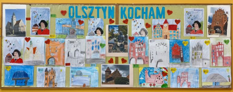 Tablica z napisem Olsztyn Kocham, przedstawia prace dzieci: podobizny Mikołaja Kopernika z Układem Słonecznym oraz zabytki olsztyńskie: Wysoką Bramę, Planetarium, Ratusz, Zamek.