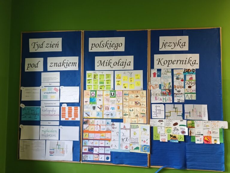 Gazetka szkolna z napisem : Tydzień Polskiego Języka pod znakiem Mikołaja Kopernika. Gazetka prezentuje prace uczniów kl. I – III – synonimy, zasady ortograficzne i wyrazy zapisane wielkimi literami.