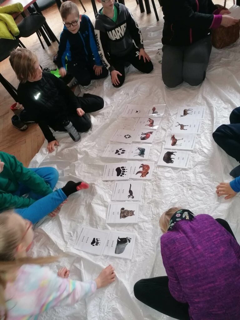 27 marca, klasa 3 c brała udział w zimowej edycji warsztatów Leśnej Bandy. Pogoda dziś była adekwatna do tematyki zajęć. I chociaż padał śnieg, spacerowaliśmy po lesie. Zabawiliśmy się w detektywów i obserwowaliśmy ślady zostawione przez zwierzęta. Ze względu na pogodę, część zajęć odbyła się w sali. Szukaliśmy różnic w podobnych tropach zwierząt. Myślę, że po tych zajęciach, będziemy wnikliwiej obserwować przyrodę i odczytywać po różnych śladach, jakie zwierzęta były tutaj obecne.