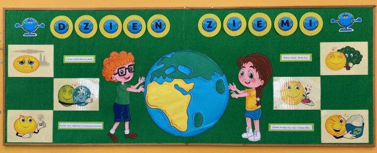 Zielona tablica informacyjna pt. Dzień Ziemi. Zawiera podobiznę Ziemi trzymaną przez dwoje dzieci.