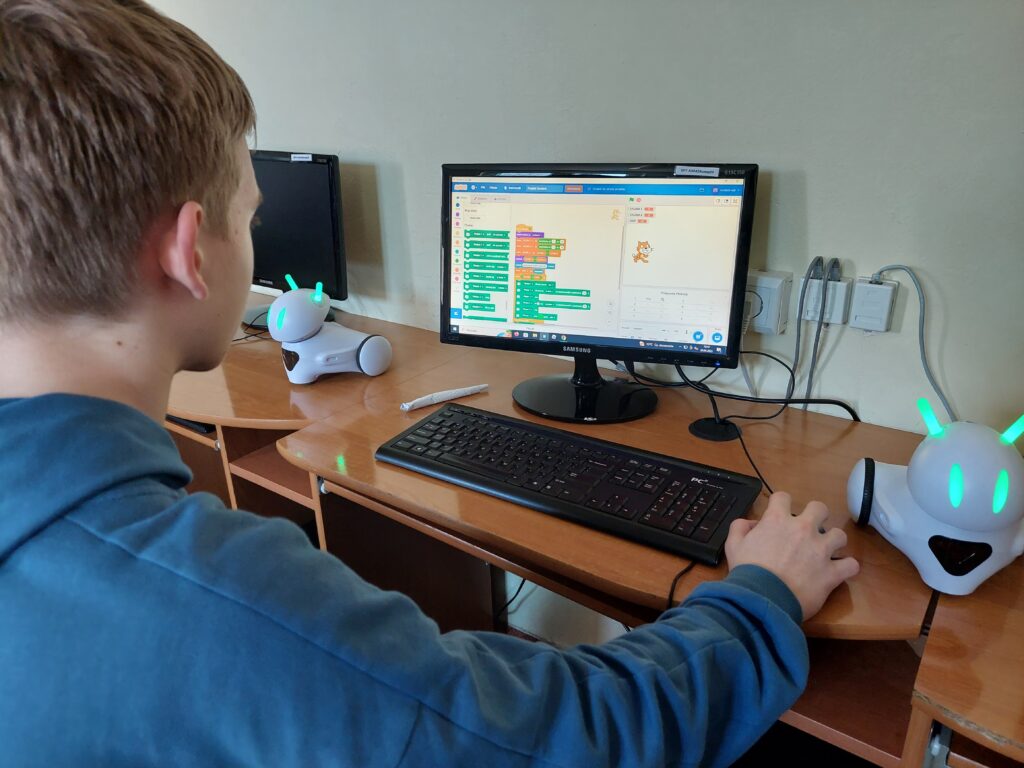 Uczeń programuje robota.