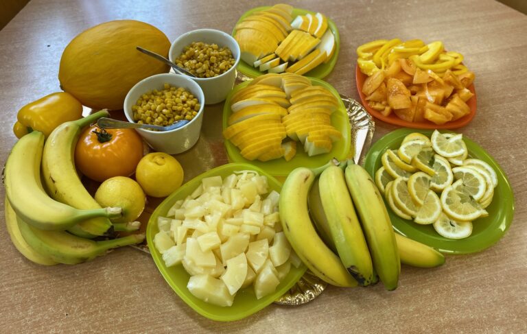 Żółte warzywa i owoce, niektóre pokrojone w kawałki.