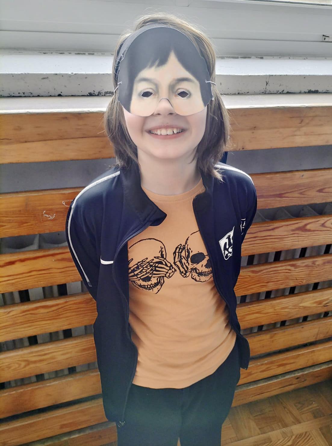 Chłopiec w masce Mikołaja Kopernika uśmiecha się.