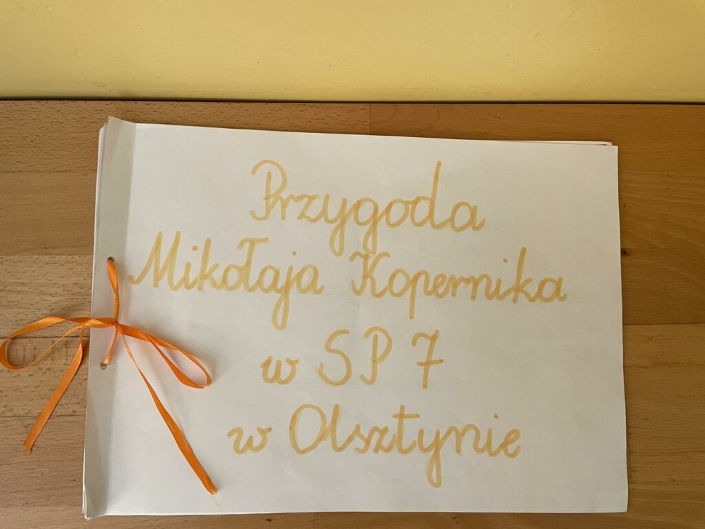 Obraz Książka zatytułowana Przygoda Mikołaja Kopernika w SP 7 w Olsztynie.