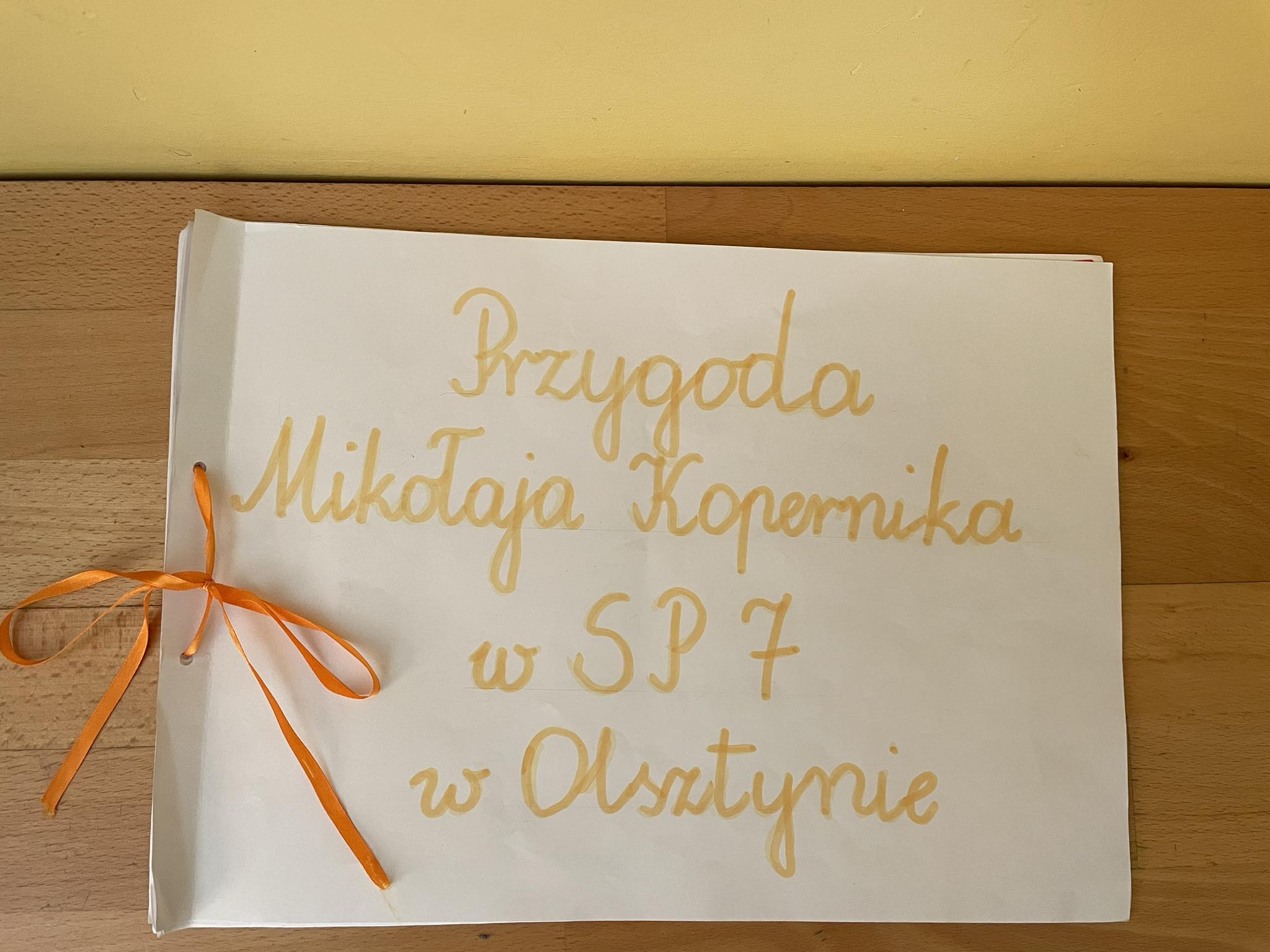 Obraz Książka zatytułowana Przygoda Mikołaja Kopernika w SP 7 w Olsztynie.