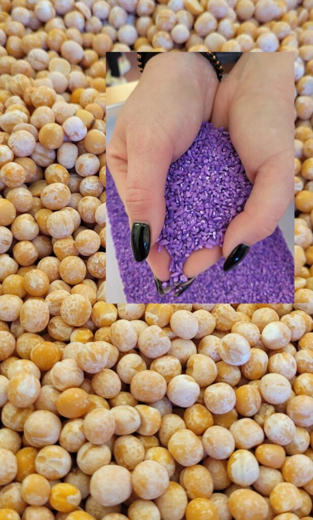 Zdj臋cie jest kola偶em sk艂adaj膮cym si臋 z dw贸ch zdj臋膰, z kt贸rych jedno jest t艂em dla drugiego. Pierwsze zdj臋cie przedstawia d艂onie kobiety z czarnymi paznokciami trzymaj膮ce ry偶 zabarwiony na lawendowy kolor. Umieszczone zosta艂o na tle zdj臋cia przedstawiaj膮cego kulki ciecierzycy.