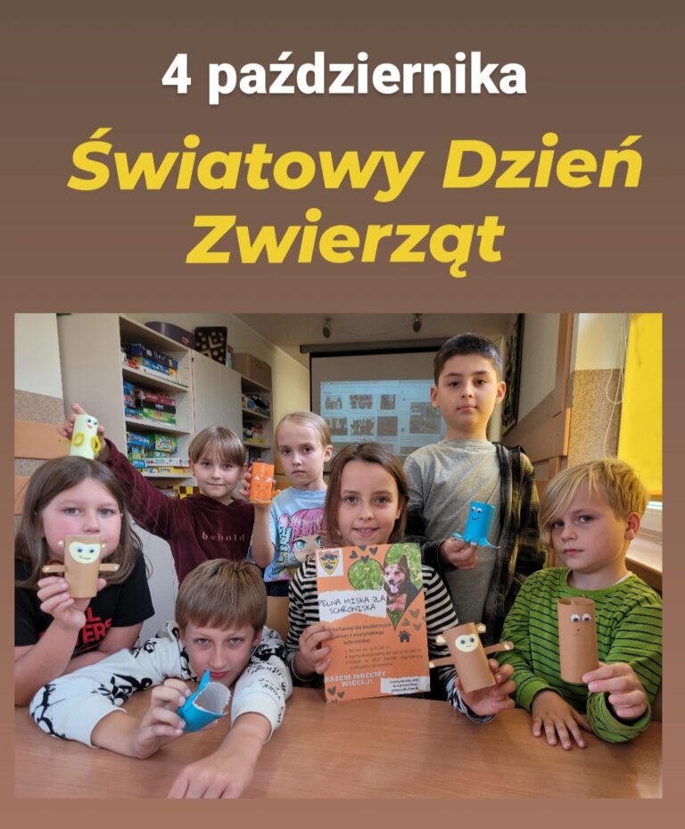 Na brązowym tle znajduje się zdjęcie. Na zdjęciu widać siedmioro dzieci- cztery dziewczynki i trzech chłopców. Każde z dzieci trzyma w ręku kolorowe zwierzątka z tektury. Dziewczynka na pierwszym planie dodatkowo trzyma w ręku plakat dotyczący zbiórki karmy dla zwierząt ze schroniska. Za dziećmi widać ekran, na którym wyświetlone sa zdjęcia. Po lewej stronie znajduje się biały regał, a na nim pudełka z grami planszowymi. Powyżej zdjęcia, na brązowym tle znajduje się bały napis „4 października”, a pod nim żółty napis „Światowy Dzień Zwierząt”.