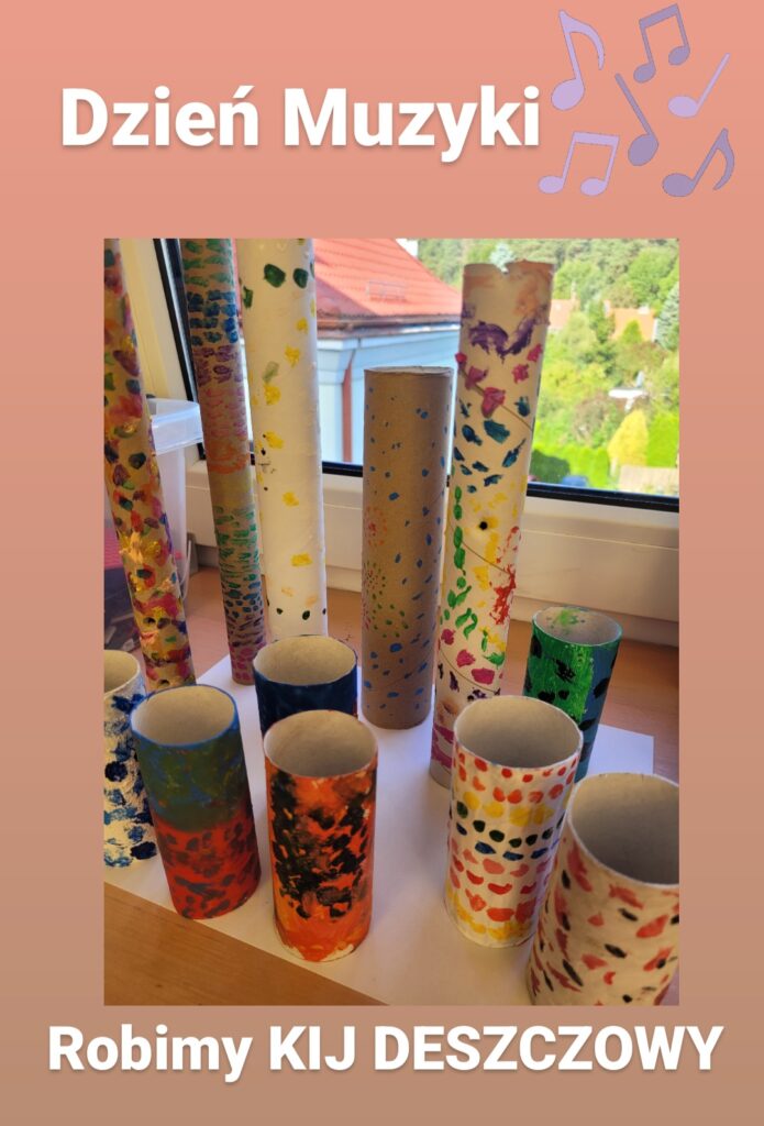 Zdj臋cie zosta艂o umieszczone na blado - r贸偶owym tle i opatrzone opisem "Dzie艅 Muzyki", "Robimy kij deszczowy". Zdj臋cie przedstawia 12 rolek po papierze r贸偶nej wysoko艣ci i szeroko艣ci. Ka偶da rolka zosta艂a ozdobiona wzorami pomalowanymi farbami. Umieszczone zosta艂y na parapecie okna.