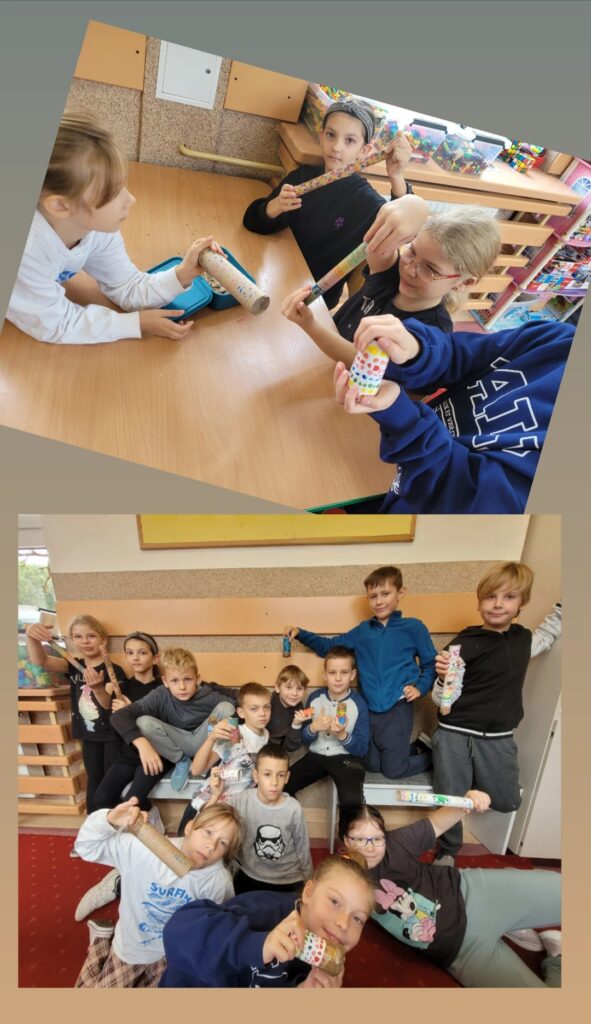 Zdj臋cie sk艂adaj膮ce si臋 z kola偶u 2 zdj臋膰. Na pierwszym zdj臋ciu wida膰 czworo dzieci trzymaj膮cych w r臋kach papierowe rolki po papierze toaletowym. W centralnym punkcie zdj臋cia widnieje drewniany blat, a na nim niebieski pi贸rnik. Za dzie膰mi wida膰 drewnian膮 obudow臋 grzejnika oraz parapet, a na nim plastikowe pud艂o z zabawkami. Na drugim zdj臋ciu mo偶emy zobaczy膰 12 dzieci, 7 ch艂opc贸w i 5 dziewczynek. O艣mioro dzieci z dzie膰mi siedzi na 艂awce, pozosta艂a czw贸rka siedzi na pod艂odze na czerwonym dywanie. Za dzie膰mi wida膰 dwie drewniane deski przytwierdzone do 艣ciany oraz kawa艂ek tablicy z 偶贸艂tym t艂em. Dzieci w d艂oniach trzymaj膮 pomalowane, kolorowe rolki po papierze toaletowym.