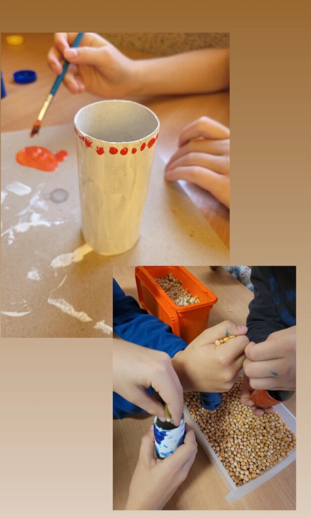 Zdj臋cie sk艂ada si臋 z kola偶u dw贸ch zdj臋膰 na be偶owym tle. Na pierwszym zdj臋ciu mo偶emy zobaczy膰 2 d艂onie, w jednej z nich trzymany jest p臋dzel zamoczony w czerwonej farbie na tekturowej podk艂adce. W punkcie centralnym zdj臋cia wida膰 pomalowan膮 na bia艂o rolk臋 papieru z czerwonymi kropkami. Na drugim zdj臋ciu widoczne s膮 cztery d艂onie oraz 2 pude艂ka z ziarnami ciecierzycy, jedno przezroczyste a drugie w kolorze pomara艅czowym. Oba pude艂ka stoj膮 na drewnianym blacie sto艂u. Dwie d艂onie wsypuj膮 ziarna do papierowej rolki po papierze toaletowym.