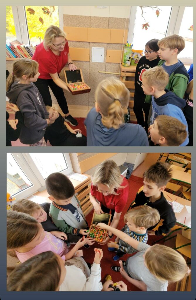 Kola偶 2 zdj臋膰. Na obydwu zdj臋ciach grupa dzieci stoj膮ca w kole i cz臋stuj膮ca ich z drewnianej skrzyneczki cukierkami pani.