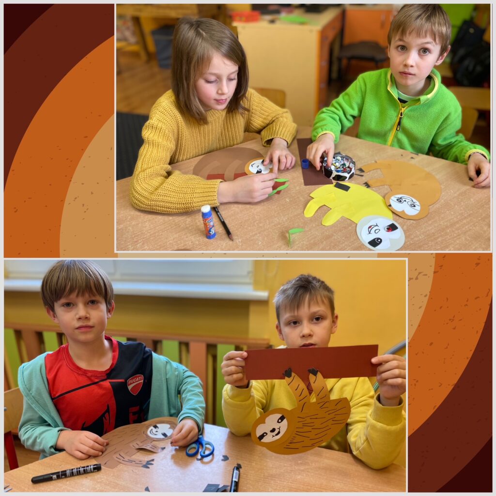 2 zdjęcia przedstawiające dzieci podczas wykonywania pracy plastycznej- leniwiec z papieru kolorowego.