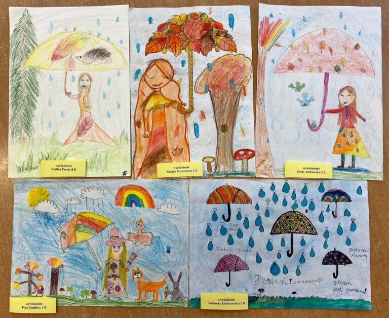 5 prac plastycznych. W prawym górnym rogu Pani Jesień pod parasolem na którym widoczny jest jeż jabłko oraz liść. Stoi na trawie obok drzewo. Pada deszcz. Na górze w środku- Pani Jesień pod kolorowym parasolem z liści. Pada deszcz. Obok drzewo oraz grzyby. W lewym górnym rogu Pani Jesień pod kolorowym parasolem. Spadają liście oraz deszcz. Z lewej strony drzewo. W lewym dolnym rogu kolorowa Pani Jesień w kapeluszu z kolorowym parasolem. Obok zwierzęta, grzyby, drzewa. Widać słońce, chmurki oraz tęczę. Prawy dolny róg-5 parasoli w różne kolorowe wzory na tle nieba, pod spodem trawa. Pada deszcz.