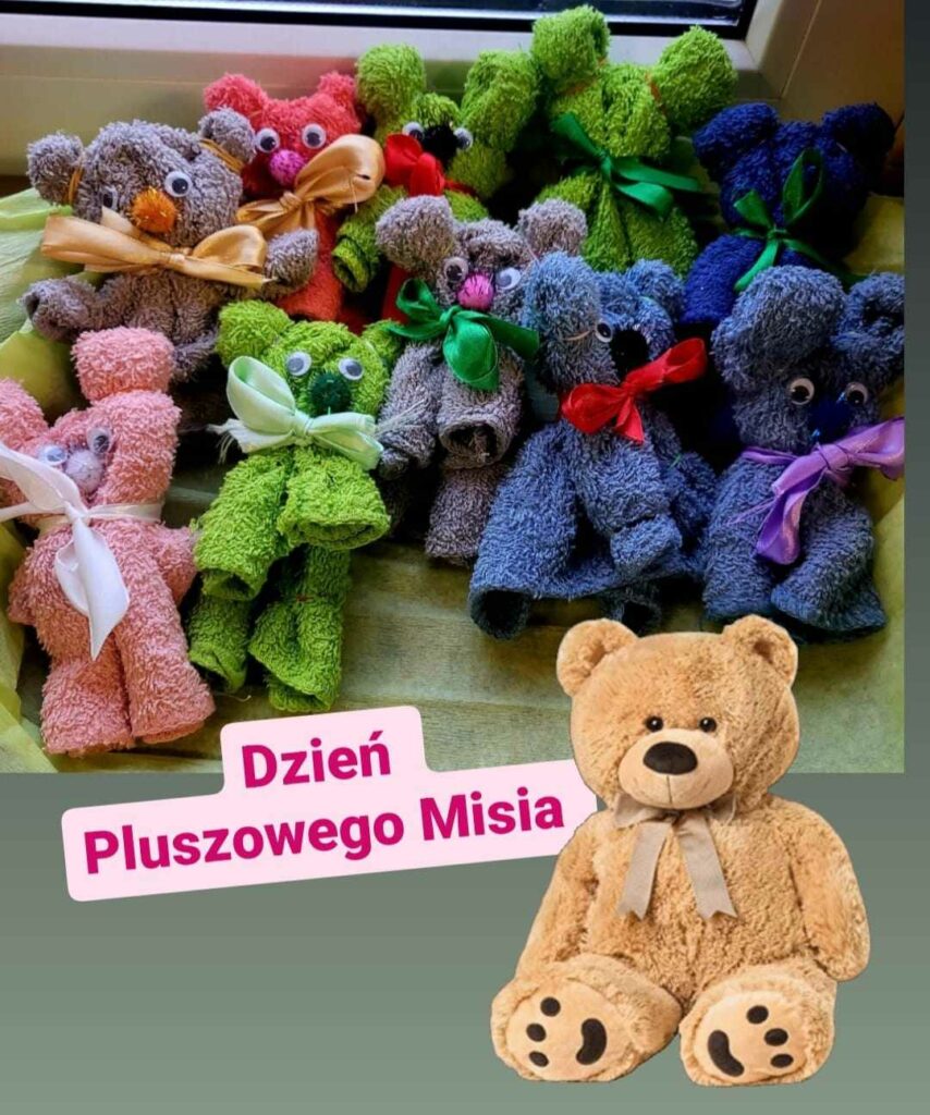 Na zdj臋ciu widocznych jest 10 kolorowych misi贸w z r臋cznik贸w z kokardkami, r贸偶owy napis " Dzie艅 Pluszowego Misia" oraz grafika misia w prawym dolnym rogu zdj臋cia.