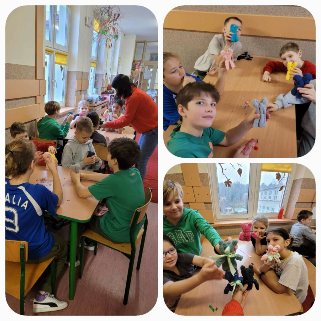 Kola偶 sk艂adaj膮cy sie z 3 zdj臋膰. Po lewej stronie wi臋ksze, pionowe zdj臋cie, a na nim 8 dzieci, siedz膮ca przy stolikach, robi膮ca misie z bawe艂nianych, kolorowych r臋cznik贸w i Pani, kt贸ra instru艂uje dzieci, jak je robi膰. Po prawej stronie stronie dea zdj臋cia mniejsze, a na nich u艣miechni臋te dziecie, siedz膮ce przy stolikach, trzymaj膮ce w d艂oniach zrobione przez siebie kolorowe misie z r臋cznik贸w.