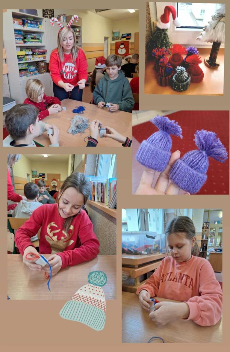 Fotografia jest kolażem 5 zdjęć. Na zdjęciu w lewym górnym rogu widać Panią w czerwonej bluzie pokazującą dzieciom siedzącym przy stole jak zrobić czapeczkę z włóczki, na stole są różnokolorowe włóczki. W tle szafa i wyposażenie sali. Na zdjęciu w prawym górnym rogu 6 wielobarwnych czapek z włóczki stojących na drewnianym parapecie pomiędzy 2 ozdobnymi choinkami. Na środkowym zdjęciu są 2 fioletowe czapki z włóczki umieszczone na palcach. Na 2 pozostałych zdjęciach dziewczynki robiące czapeczki z włóczki siedzące przy stolikach, w dole grafika czapki.