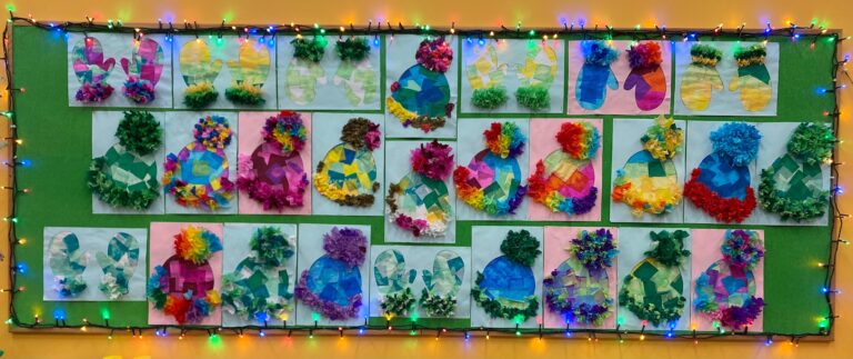 Zimowe prace plastyczne przedstawiające czapki i rękawiczki z kolorowej bibuły.