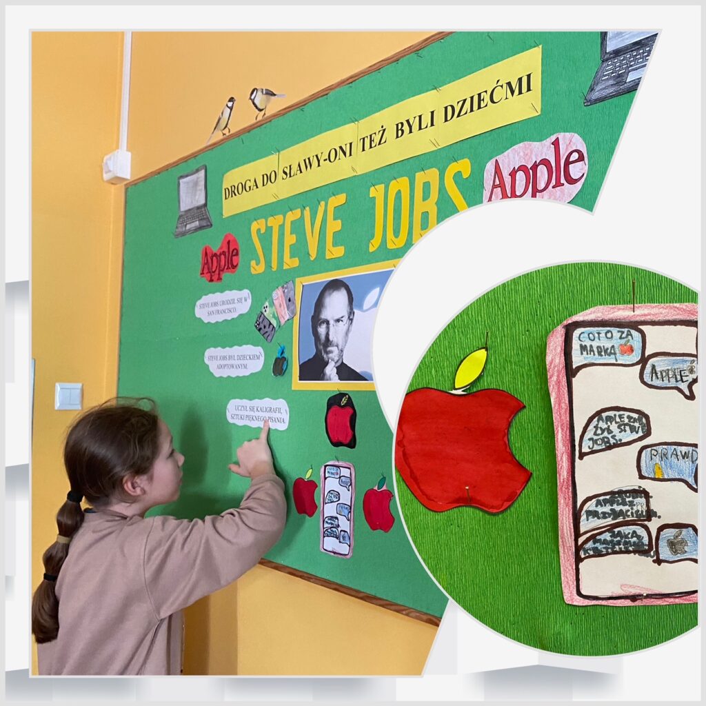 Dziewczynka przy tablicy informacyjnej o Steve’ie Jobs’ie czyta informacje na temat jego życia i osiągnięć.