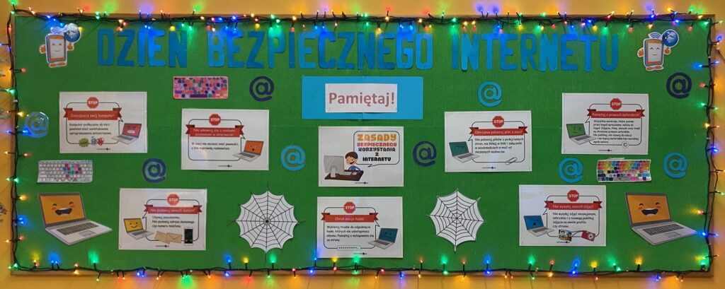 Tablica informacyjna z przestrogami jak bezpiecznie korzystać z internetu.