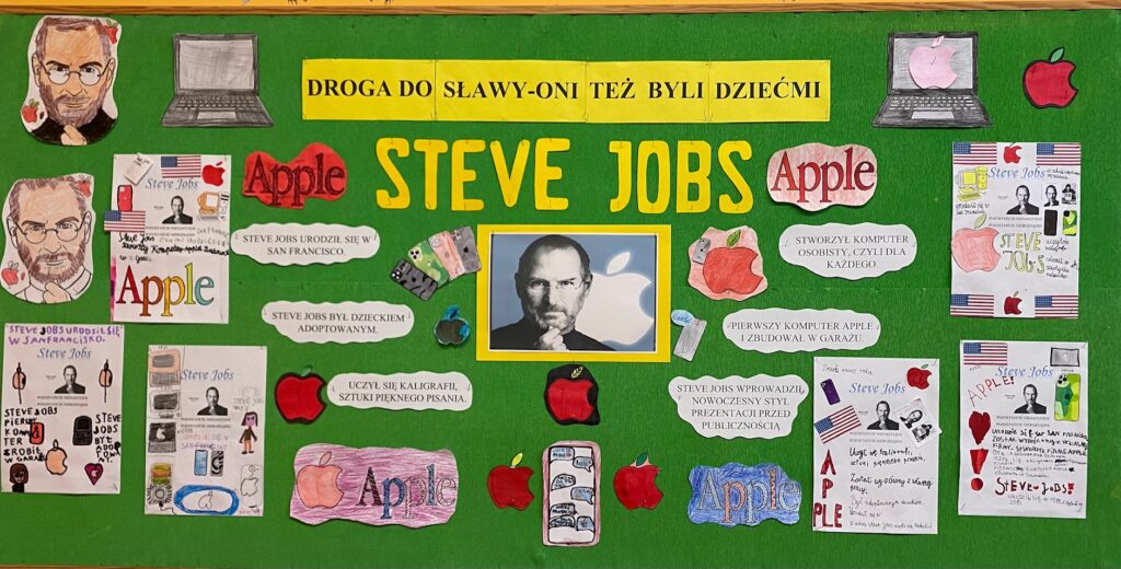 Tablica z informacjami na temat życia i osiągnięć Steve’a Jobs’a.