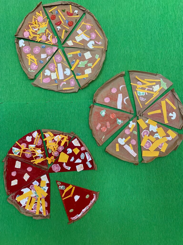 Prace plastyczne dzieci. 3 pizze zrobione z kawałków karonu i wycinanek na zielonym tle.