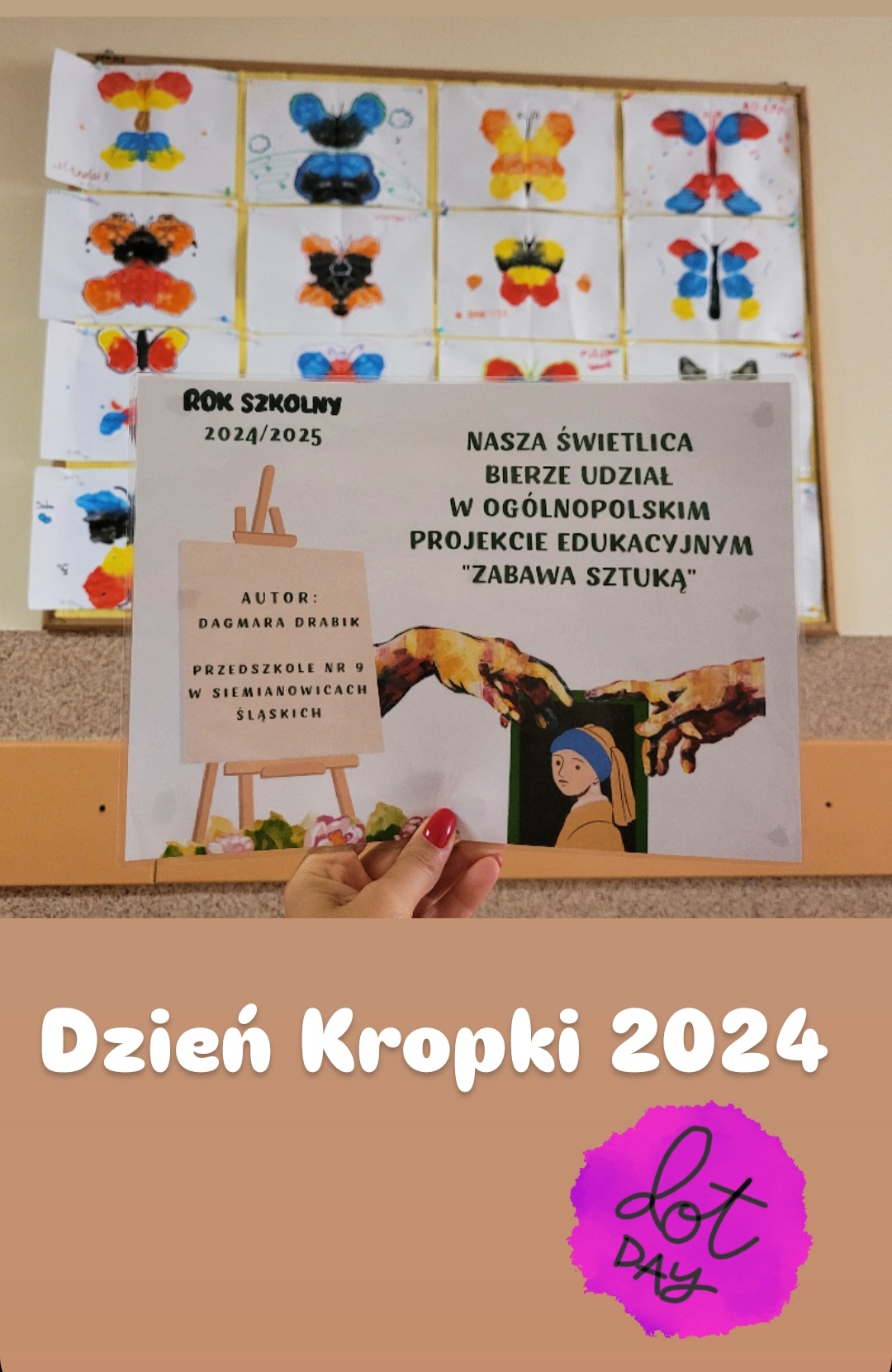 Na zdjęciu kartka z informacją, że świetlica uczestniczy w ogólnopolskim projekcie edukacyjnym " Zabawa Sztuką" w tle kolorowe prace dzieci