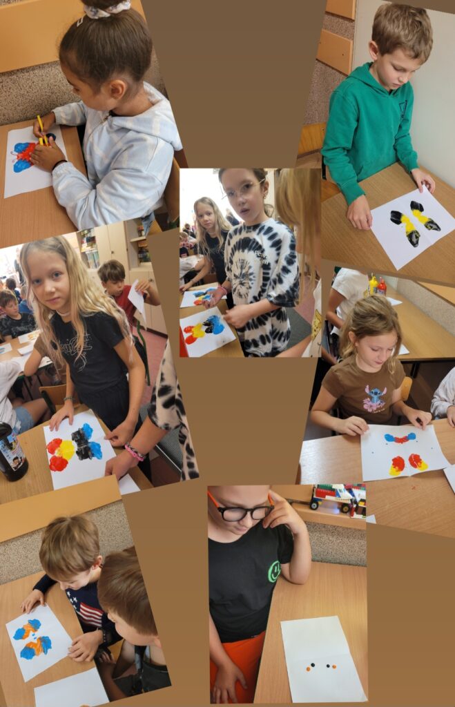 Na zdjęciu kolaż składający się z siedmiu zdjęć kwadratowych. Na każdym zdjęciu jedno dziecko, na czterech dziewczynki które stoją przy stoliku i każda z nich maluje motylka, a na kolejnych trzech chłopcy również wykonują pracę plastyczną. Stoją oni przy brązowych stolikach i każde z nich jest uśmiechnięte