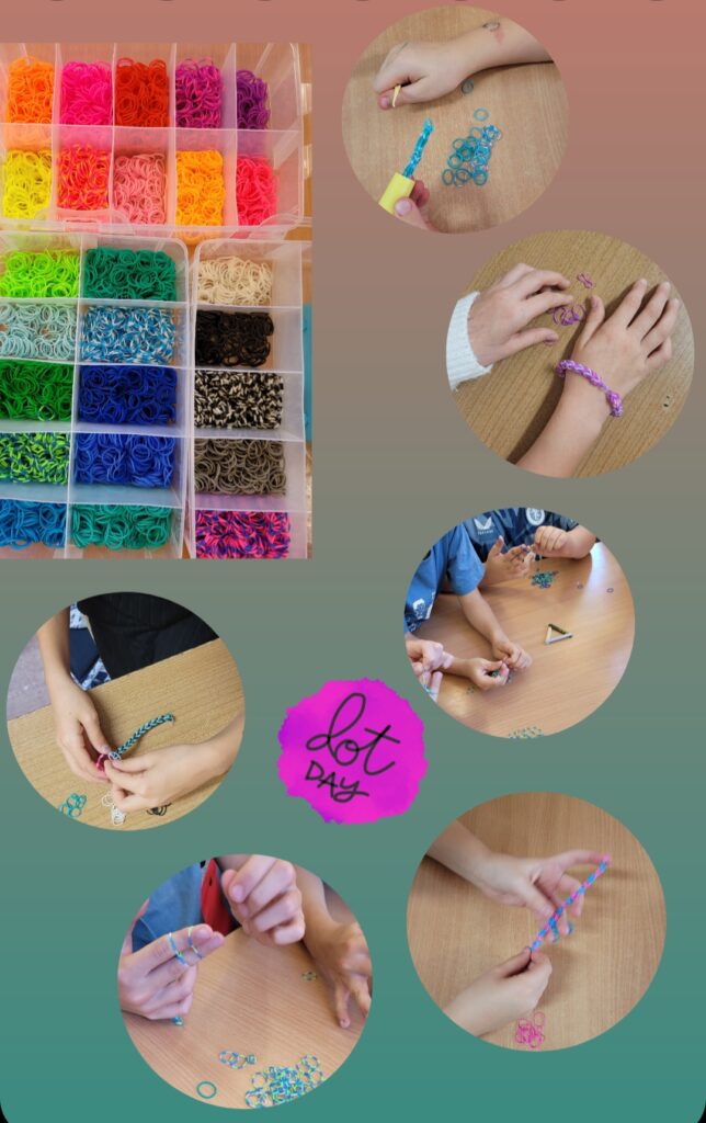 Zdjęcie to kolaż 6 okrągłych zdjęć przedstawiających dziecięcw dłonie i kolorowe gumki na wielobarwnym tle oraz 1 zdjęcie prostokątne, na którym jest plastikowe pudełko z różnokolowymi gumkami do robienia bransoletek. Między zdjęciami napis na różowym tle"dot day".