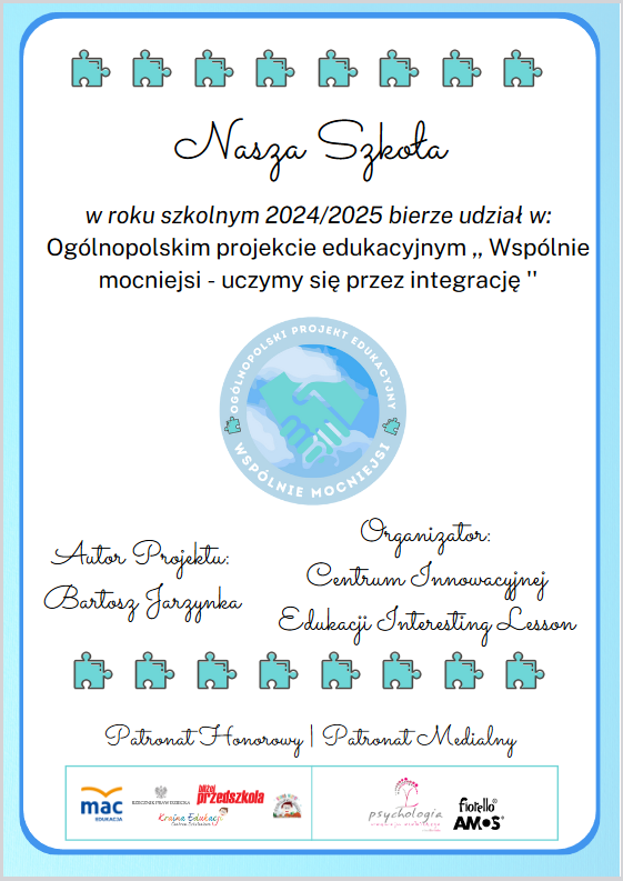 cym o udziale szkoły w Ogólnopolskim Projekcie Edukacyjnym "Wspólnie mocniejsi. Na białym tle umieszczono czarna napisy ozdobną czcionką. Na środku plakatu widnieje błękitno szara kula z dłońmi w uścisku. Na plakacie są umieszczone turkusowe puzzle oddzielające treść od nazwy autorów.
