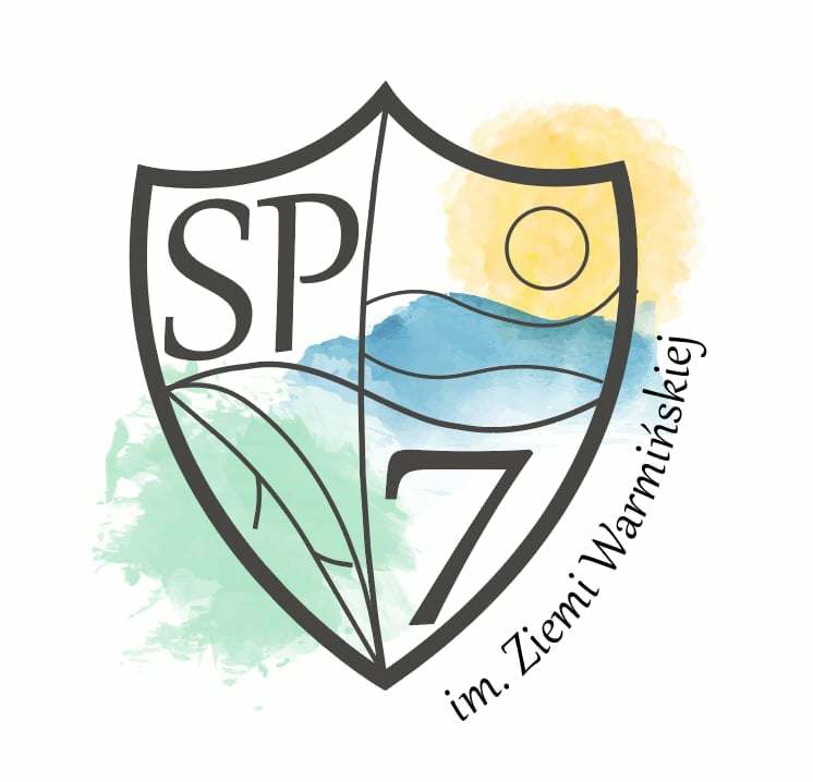 Zdjęcie to logo. Znajduje się na nim tarcza szkolna podzielona na cztery części. Od prawej strony : w pierwszej umieszczono litery SP, następnie liniej wskazujące wodę pomalowane na niebiesko w taki sposób, że kolor wychodzi za obręb tarczy w podobny sposób jest pomalowane żółtym kolorem słonce. W kolejnej części na dole tarczy z prawej liść z zielonym kolorem wychodzącym za obręb tarczy i w czwartej części widnieje cyfra 7. Z lewej strony tarczy jest napis im. Ziemi Warmińskiej.