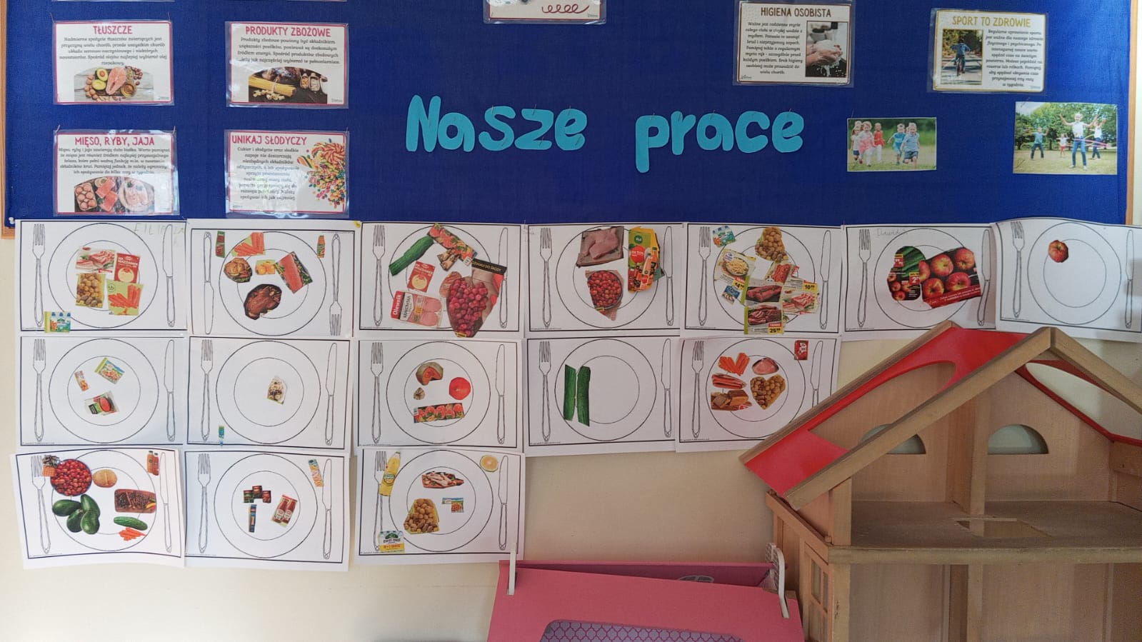 Na zdjęciu jest 15 obrazków z talerzem na środku oraz nożem po prawej stronie talerza, widelcem po lewej stronie talerza. Na talerzu dzieci przykleiły wybrane przez siebie potrawy, które będą jadły na obiad. Na talerzach znalazły się winogrona, brzoskwinie, marchew, makarony, ryba, ogórki, ziemniaki, awokado, pomidory, kurczak, wędlina.