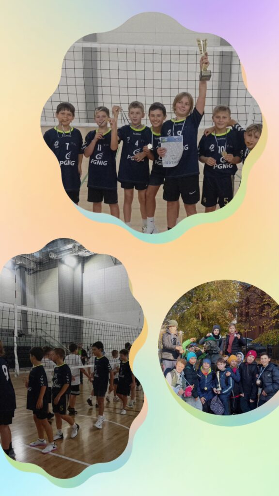 Na zdjęciu widzimy kolaż trzech fotografii. Na głównej górnej fotografii znajduje się grupa chłopców w strojach sportowych , którzy świętują zwycięstwo. Chłopcy stoją przed siatką do siatkówki, jeden z nich trzyma puchar, a reszta pokazuje medale na szyjach. Na dolnym lewym zdjęciu przedstawiono drużynę podczas rozgrywki siatkówki. Zawodnicy ustawiają się wzdłuż siatki, jakby gratulowali sobie po zakończonym meczu. Na prawym dolnym zdjęciu znajduje się większa grupa chłopców, ubranych w zimowe kurtki i czapki, również z medalami, trzymających puchar. Fotografia wykonana jest na zewnątrz, w tle widać drzewa w jesiennych kolorach. Cala scena sugeruje uczestnictwo w turnieju sportowym.