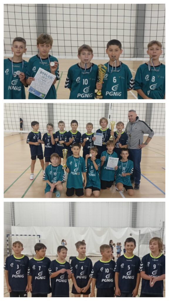Na zdjęciu widzimy trzy ujęcia przedstawiające młodą drużynę siatkarską. • Na pierwszym, górnym zdjęciu widnieje pięciu chłopców w turkusowych strojach sportowych z logiem PGNiG. Każdy z nich trzyma medal na szyi, jeden z zawodników trzyma puchar, a inny dyplom. Uśmiechnięci, stoją przed siatką na boisku do siatkówki. • Na środkowym zdjęciu znajduje się większa grupa chłopców, niektórzy w turkusowych, a inni w granatowych strojach z tym samym logiem sponsora. Trzymają puchary, dyplomy i medale, a obok nich stoi trener w dresie, również z medalem na szyi. • Na dolnym zdjęciu widzimy sześciu chłopców w granatowych koszulkach ustawionych w szeregu. Wygląda na to, że czekają na dalsze instrukcje lub są w trakcie ceremonii. Zdjęcia zostały zrobione podczas turnieju siatkarskiego, na którym drużyna odniosła sukces.