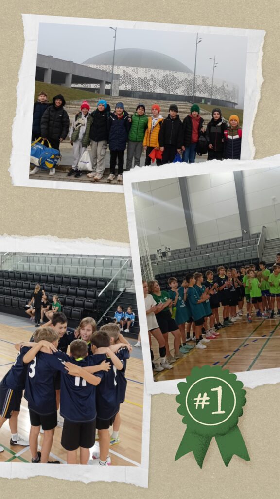 Na zdjęciu widzimy kolaż trzech fotografii, które ukazują momenty związane z turniejem sportowym, najprawdopodobniej siatkarskim. • Na pierwszym zdjęciu, u góry po lewej, widnieje grupa chłopców w zimowych kurtkach, stojących przed nowoczesnym budynkiem o zaokrąglonym kształcie. Chłopcy wyglądają na gotowych do wyjazdu lub powrotu z zawodów. W tle widać duży obiekt sportowy. • Na dolnym zdjęciu po lewej, chłopcy ubrani w granatowe stroje sportowe stoją w kręgu na boisku, obejmując się ramionami. Wyglądają, jakby przygotowywali się do meczu lub świętowali swoje osiągnięcia. • Na zdjęciu po prawej, przedstawiona jest grupa zawodników stojących w szeregu na boisku do siatkówki, klaskających, prawdopodobnie podczas ceremonii wręczenia nagród. Są tam zarówno chłopcy w turkusowych, jak i w innych strojach sportowych. Na dole zdjęcia znajduje się zielona grafika z numerem “#1”, sugerująca zdobycie pierwszego miejsca w zawodach. Całość ukazuje atmosferę drużynową i sukces sportowy chłopców.