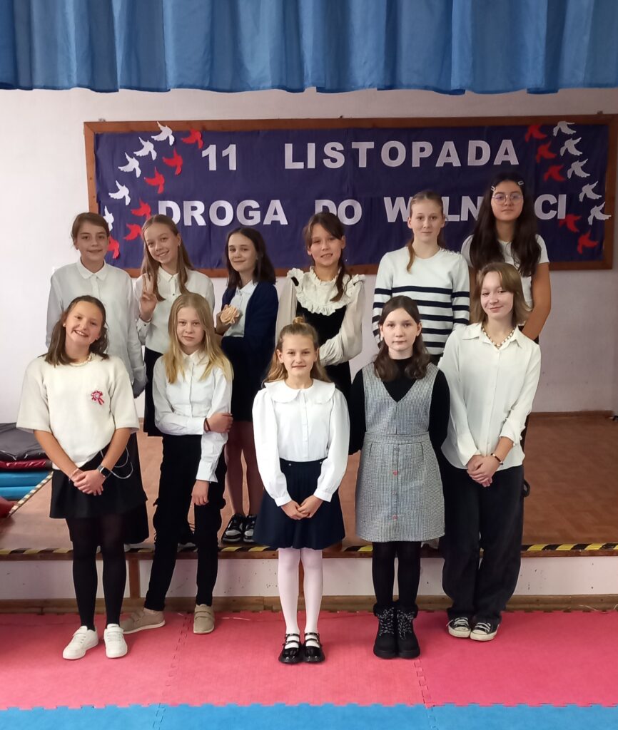 na tle sceny- wszystkie uśmiechnięte uczestniczki konkursu na scenie, sześć na podwyższeniu, pięć na parterze