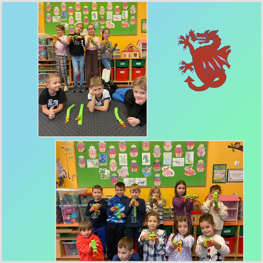 Górne i dolne zdjęcie przedstawia dzieci prezentujące swoje smoki wawelskie origami. W tle tablica z wystawą prac dzieci- herby Krakowa i rysunki smoków Wawelskich.