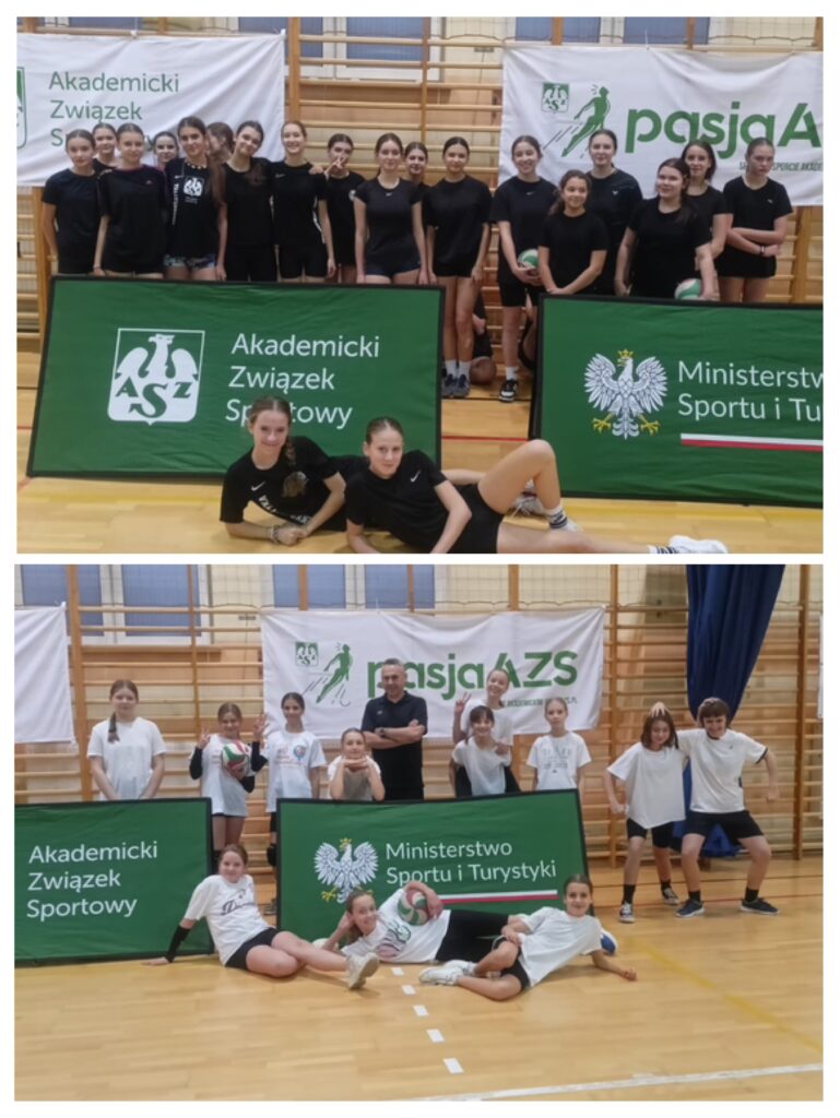Zdjęcie przedstawia dwie grupy dzieci i młodzieży uczestniczące w zajęciach sportowych w sali gimnastycznej. Obie grupy stoją na tle banerów z napisami “Akademicki Związek Sportowy” oraz “Ministerstwo Sportu i Turystyki”, co sugeruje, że wydarzenie odbywa się w ramach inicjatywy związanej ze sportem szkolnym lub akademickim. Na górnym zdjęciu widzimy starszą grupę dziewcząt ubranych w czarne stroje sportowe, z uśmiechem pozujących do zdjęcia. Niektóre osoby siedzą na podłodze przed banerami, a reszta stoi w rzędzie. Na dolnym zdjęciu jest młodsza grupa dzieci ubranych w białe koszulki, również pozujących w swobodnych pozach. W tle widoczny jest dorosły, najpewniej trener lub opiekun grupy. Dzieci trzymają piłki, co wskazuje na zajęcia sportowe, prawdopodobnie siatkówkę. Zdjęcia podkreślają radosną atmosferę oraz promują aktywność fizyczną wśród młodzieży.