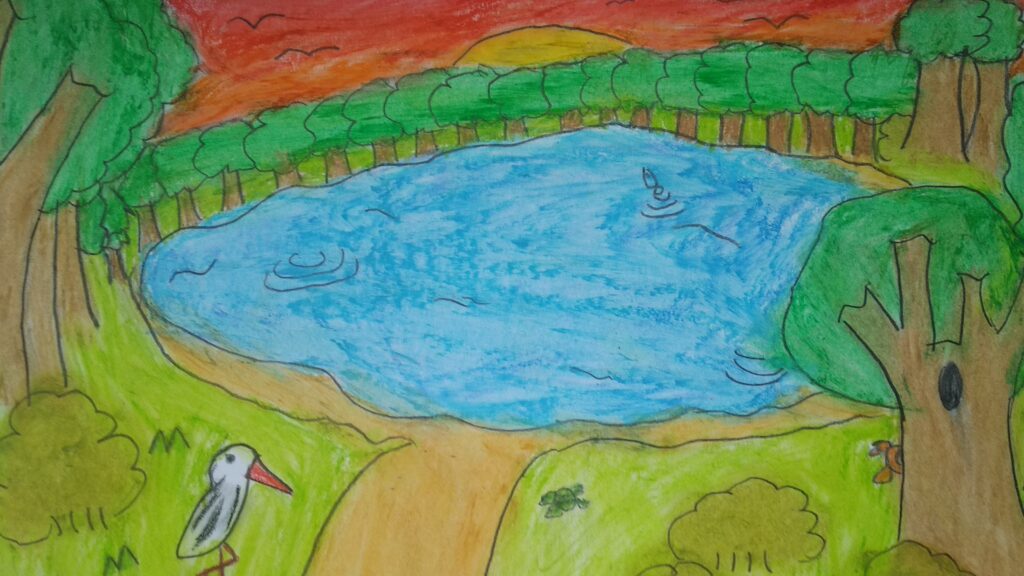 Przedstawia krajobraz warmiński- na pierwszym planie znajduje się łąka a, na niej po prawej stronie stoi bocian, po obu stronach znajdują się drzewa, a za łąką widać jezioro, las i zachód słońca.