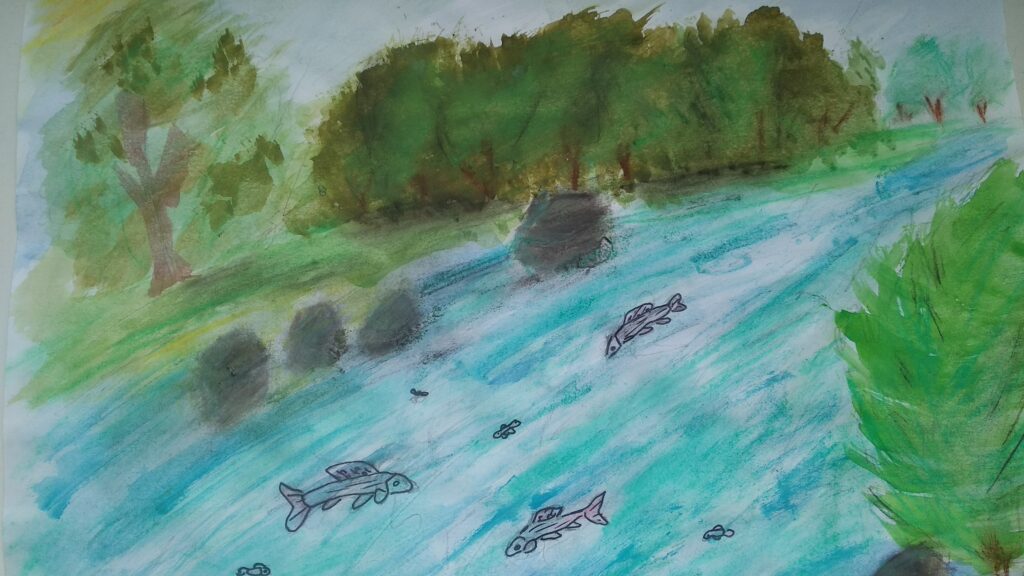 Przedstawia krajobraz warmiński- przedstawiający rzekę, w której pływają ryby, z prawej dolnej strony widać zarośla, a nad rzeką drzewa.