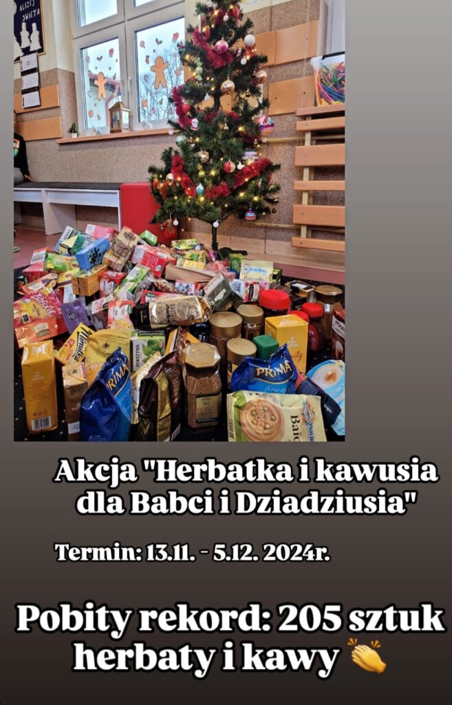 Na zdjęciu widzimy ozdobioną choinkę świąteczną stojącą w pomieszczeniu, pod którą znajduje się stos paczek z herbatami i kawami. Jest to część akcji o nazwie "Herbatka i kawusia dla Babci i Dziadziusia", która trwała od 13 listopada do 5 grudnia 2024 roku. Na dole zdjęcia zamieszczono informację, że podczas akcji pobito rekord, zbierając aż 205 sztuk herbaty i kawy, co zostało wyróżnione za pomocą symbolu oklasków.