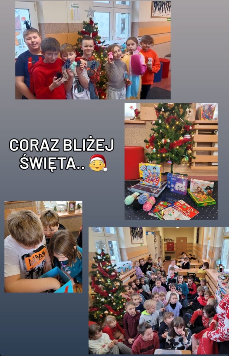 Na kolażu zdjęć widać świąteczną atmosferę w szkole. Na pierwszym zdjęciu grupka uśmiechniętych dzieci pozuje przed choinką, trzymając ozdoby lub rękodzieła. Na drugim zdjęciu widzimy przystrojoną choinkę z prezentami, w tym gry, książki i zestawy kreatywne. Trzecie zdjęcie pokazuje dzieci pochylone nad pudełkiem, najprawdopodobniej z ciekawością zaglądające do jego zawartości. Na ostatnim zdjęciu duża grupa uczniów siedzi w sali, obok choinki, uczestnicząc w jakimś świątecznym spotkaniu. Wszystko to w otoczeniu dekoracji, które podkreślają klimat zbliżających się świąt. Na górze kolażu napis: „Coraz bliżej święta...” z ikoną Mikołaja.