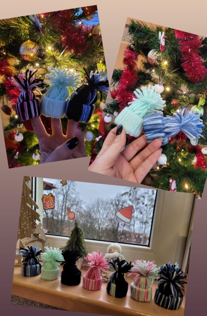 Na zdjęciu widzimy ręcznie wykonane miniaturowe czapeczki z włóczki w różnych kolorach. Na dwóch górnych zdjęciach są one trzymane w dłoniach na tle udekorowanej choinki, pełnej bombek i lampek. Na dolnym zdjęciu czapeczki zostały ustawione na parapecie obok ozdób świątecznych, takich jak mała choinka i bałwanek. W tle widnieje okno z zimowym widokiem oraz dekoracjami w formie naklejek, które nawiązują do tematyki świątecznej. Czapeczki prezentują różnorodność wzorów i kolorów, nadając całości przytulny, świąteczny charakter.