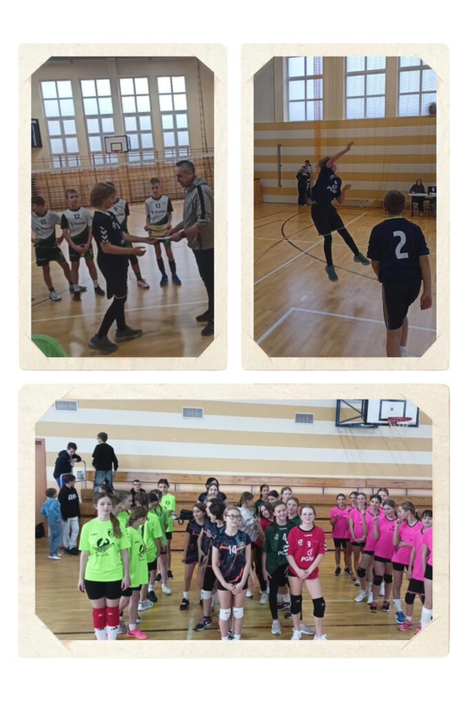 Zdjęcie przedstawia trzy sceny z wydarzeń sportowych w sali gimnastycznej. 1. Górny lewy obrazek: Chłopiec w ciemnym stroju sportowym odbiera nagrodę lub dyplom od osoby dorosłej, prawdopodobnie trenera lub organizatora zawodów. W tle stoi drużyna chłopców w białych koszulkach z numerami. 2. Górny prawy obrazek: W trakcie meczu siatkówki widzimy zawodnika w czarnej koszulce w momencie uderzenia piłki podczas ataku. Po przeciwnej stronie stoi chłopiec z numerem 2, przygotowany do odbioru. 3. Dolny obrazek: Grupowe zdjęcie kilku drużyn sportowych, w tym dziewcząt w różnokolorowych strojach. Wśród nich są zawodniczki w różowych, zielonych, czerwonych i ciemnych koszulkach. Dziewczyny pozują razem, uśmiechając się i stojąc w sali gimnastycznej. Atmosfera wskazuje na zakończenie lub przerwę w zawodach.