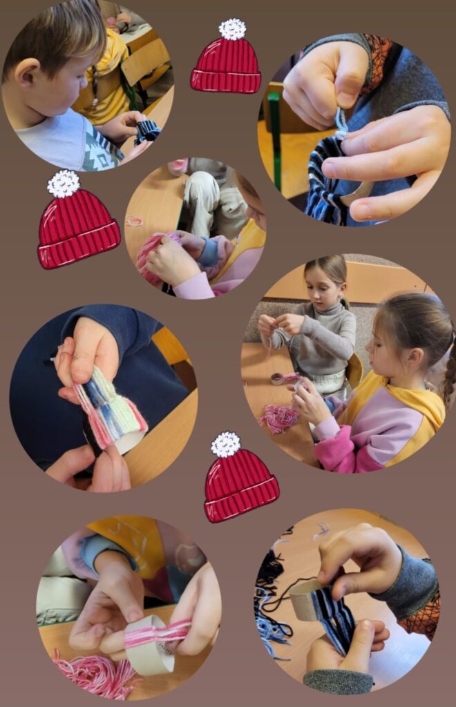 Na kolażu zdjęć widać szczegóły prac plastycznych wykonywanych przez dzieci. Uczniowie tworzą małe czapeczki z włóczki, wykorzystując różnokolorowe nitki oraz elementy z tektury. Na każdym zdjęciu ukazane są ich dłonie w trakcie pracy lub fragmenty gotowych ozdób. Dzieci skupiają się na nawlekaniu włóczki i formowaniu kształtów. Tło urozmaicone jest rysunkami czerwonych czapek, które podkreślają świąteczny charakter zajęć. Kolaż oddaje precyzję i zaangażowanie dzieci w tworzenie rękodzieła.