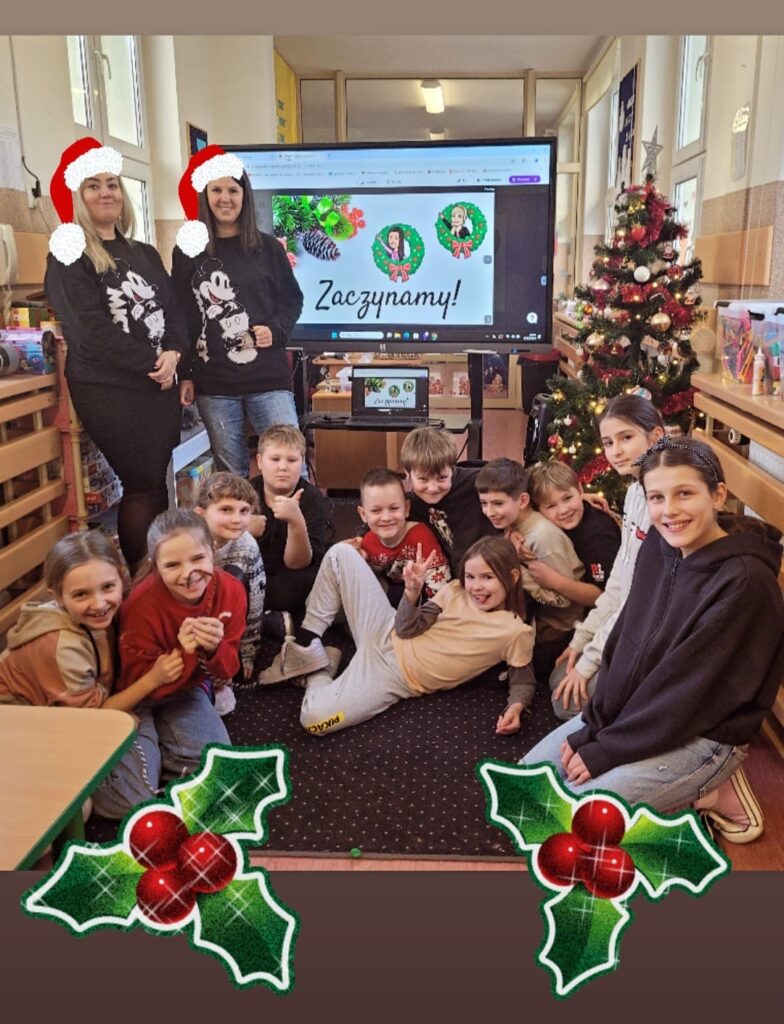 Na zdjęciu widzimy grupę dzieci oraz dwie nauczycielki w klasie szkolnej, przygotowanej na świąteczne zajęcia. Nauczycielki stoją po lewej stronie tablicy, na której wyświetlony jest napis „Zaczynamy!” w otoczeniu świątecznych dekoracji, takich jak wianek i gałązki choinki. Obie nauczycielki mają na sobie czarne swetry z postacią Myszki Miki i są „ubrane” w cyfrowe czapki świętego Mikołaja. Na środku, na czarnym dywanie, siedzi i leży grupa uśmiechniętych dzieci w różnym wieku. W tle po prawej stronie widzimy pięknie ozdobioną choinkę z bombkami i światełkami. U dołu zdjęcia dodano graficzne ozdoby świąteczne z gałązkami ostrokrzewu i czerwonymi jagodami. Zdjęcie oddaje radosną atmosferę, pełną entuzjazmu i świątecznego klimatu w klasie. Zdjęcie bombki własnoręczne Na zdjęciu widać dzieci w trakcie warsztatów artystycznych, podczas których wykonują świąteczne ozdoby. Zdjęcie jest podzielone na kilka części, pokazujących różne etapy pracy i gotowe dekoracje. 1. Górne zdjęcie: Dwoje dzieci siedzi przy stole, używając różnych materiałów plastycznych, takich jak klej, kolorowe koraliki i elementy dekoracyjne. 2. Środkowe zdjęcia: Grupa dzieci pracuje nad swoimi ozdobami, korzystając z drucików kreatywnych, kolorowych papierów i innych materiałów. Widać również zbliżenie gotowych dekoracji: świąteczne bałwanki, renifery, bombki z brokatem i ozdobami. 3. Dolne zdjęcia: Kolejna grupa dzieci tworzy ozdoby przy stole pełnym materiałów, takich jak farby, klej, nożyczki i elementy świąteczne. Każde dziecko jest zaangażowane w kreatywną pracę. Całość obrazuje radosną, świąteczną atmosferę w klasie szkolnej, gdzie dzieci przygotowują ręcznie robione ozdoby, rozwijając przy tym swoją kreatywność i zdolności manualne.