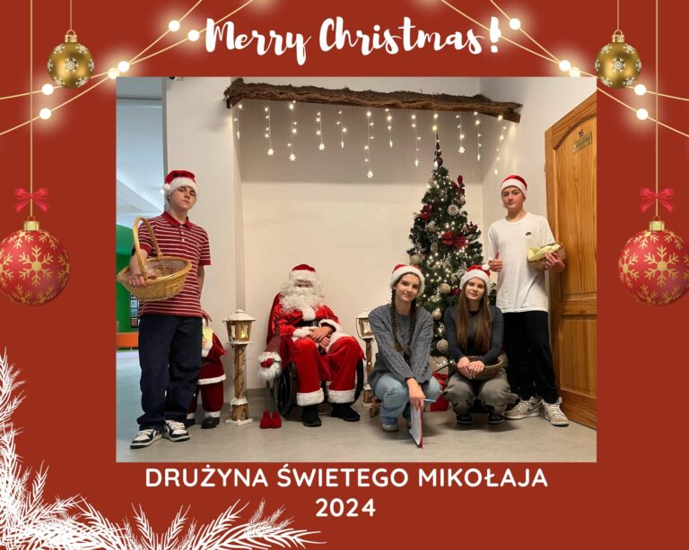 Zdjęcie umieszczone jest na czerwonym tle. Nad zdjęciem znajduje się napis merry christmas. Wokół zdjęcia umieszczone są grafiki wiszących bombek złotych i czerwonych oraz białych lampek. Zdjęcie przedstawia Nikołaja siedzącego na fotelu obok choinki. Przed choinką kucają dwie dziewczyny. Z prawej i z lewej strony stoją chłopcy trzymając w dłoniach koszyki.