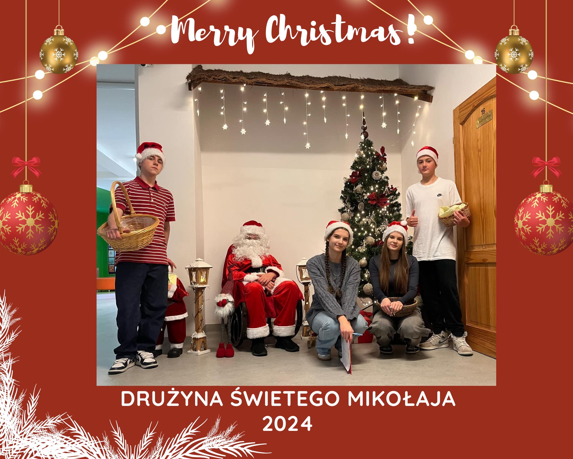 Zdjęcie umieszczone jest na czerwonym tle. Nad zdjęciem znajduje się napis merry christmas. Wokół zdjęcia umieszczone są grafiki wiszących bombek złotych i czerwonych oraz białych lampek. Zdjęcie przedstawia Nikołaja siedzącego na fotelu obok choinki. Przed choinką kucają dwie dziewczyny. Z prawej i z lewej strony stoją chłopcy trzymając w dłoniach koszyki.