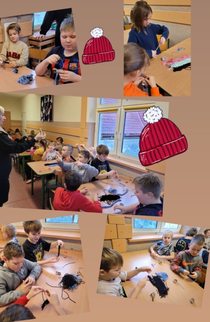 Na zdjęciu widzimy grupę dzieci zaangażowanych w zajęcia plastyczne w klasie. Uczniowie siedzą przy stolikach i pracują z kolorowymi włóczkami, tworząc rękodzieło, prawdopodobnie małe czapeczki z włóczki. Niektóre dzieci są skupione na swojej pracy, a inne oglądają postępy kolegów. Nauczycielka prowadzi zajęcia, pokazując uczniom, jak wykonywać zadanie. W tle widać typową szkolną salę z dekoracjami. Kolaż zdobią rysunki czerwonych czapeczek, co podkreśla świąteczną atmosferę.